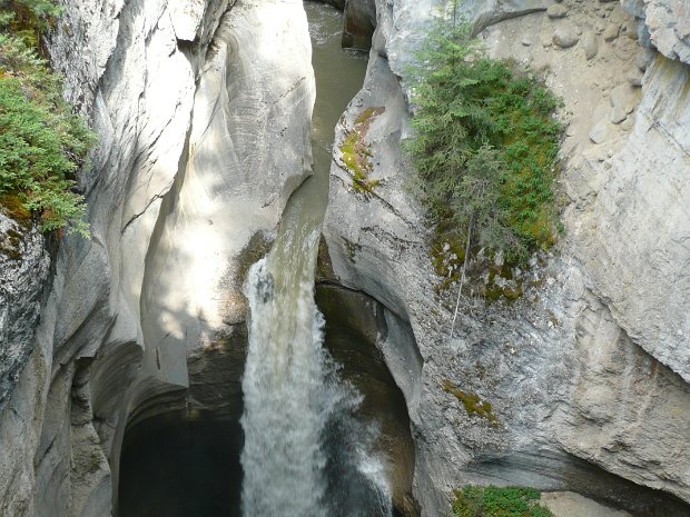 Maligne_Canyon_Falls